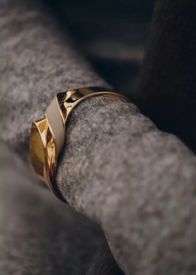Cuir taupe édition Éole Cuff