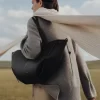 Édition Cyme Noir texturé avec coutures écrues