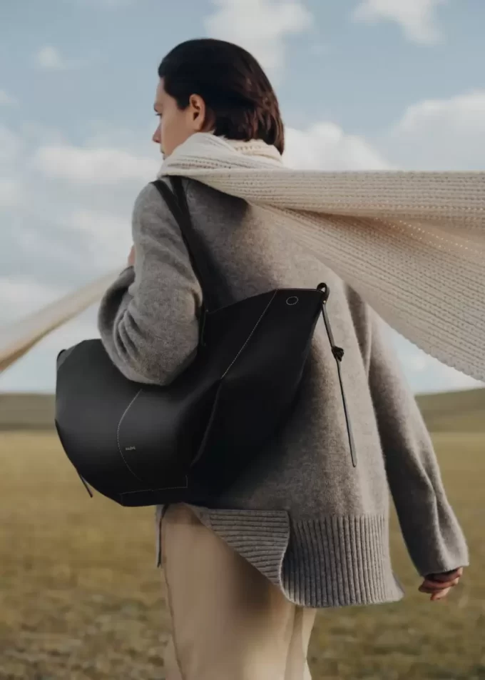 Édition Cyme Noir texturé avec coutures écrues