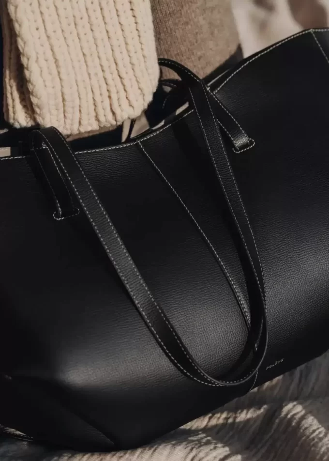 Édition Cyme Noir texturé avec coutures écrues